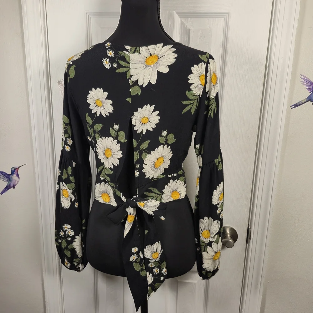 Forever 21 Daisy Floral Bell Sleeve Crop Top M Black Euro Summer Maximalist Boho